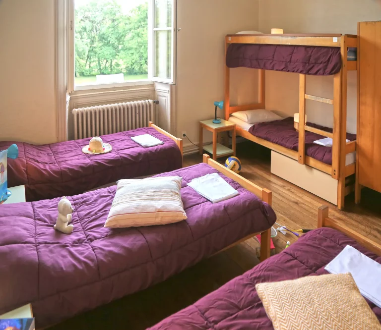 Découvrez la location d'une chambre collective nature à Nantes pour un séjour convivial.